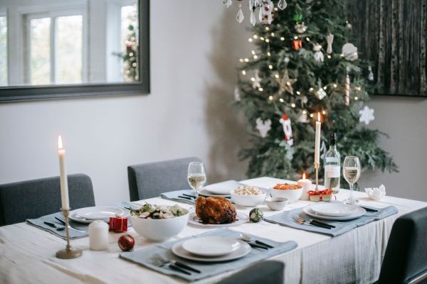 Comment décorer sa table à manger pour Noël?
