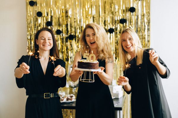 Comment réussir sa décoration d'anniversaire avec le thème noir et or ?