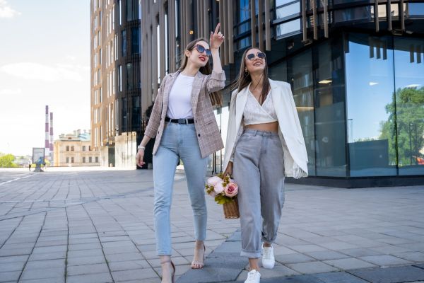 La dernière tendance de la mode féminine : les looks à adopter pour se sentir unique !