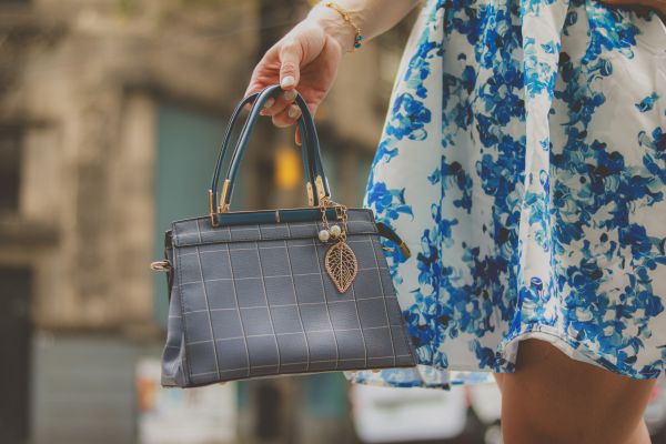 Maîtrisez l'art de porter un sac à main avec style