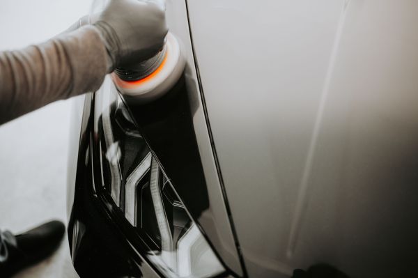 Polir sa voiture avec un produit : les bonnes pratiques